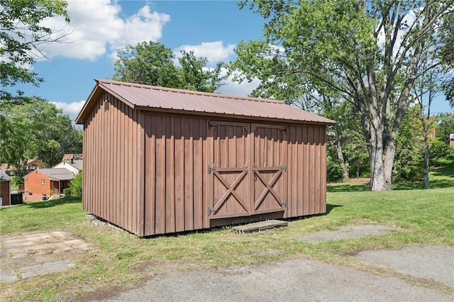 view of outdoor structure with a yard