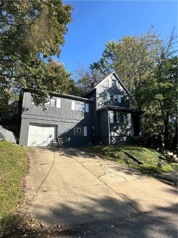 view of front property featuring a garage