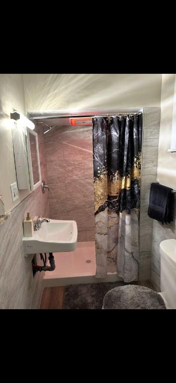 6405 Apple St, Lincoln-Larimer, PA 15206 - full bath with a sink, a shower with curtain, toilet, and tile walls