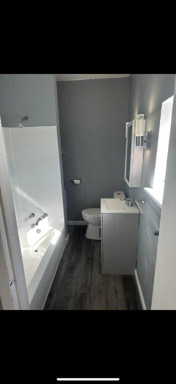6405 Apple St, Lincoln-Larimer, PA 15206 - bathroom featuring vanity, toilet, a tub, baseboards, and wood finished floors