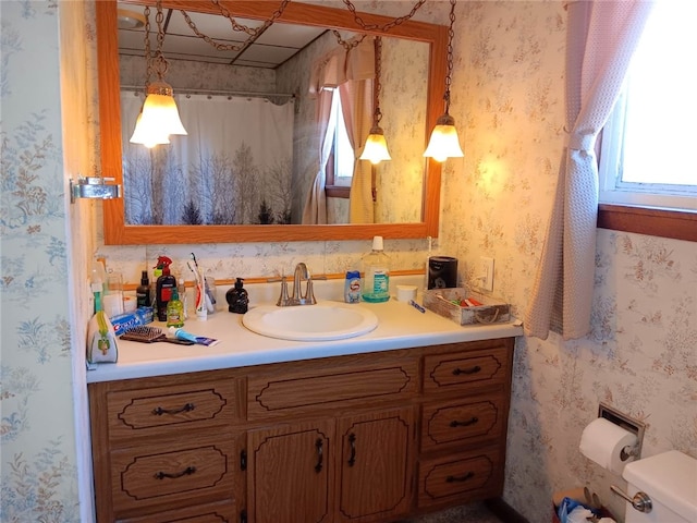 bathroom with a shower with curtain, vanity, and toilet