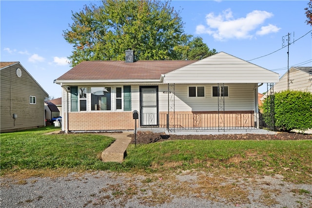 view of front of property featuring a front lawn