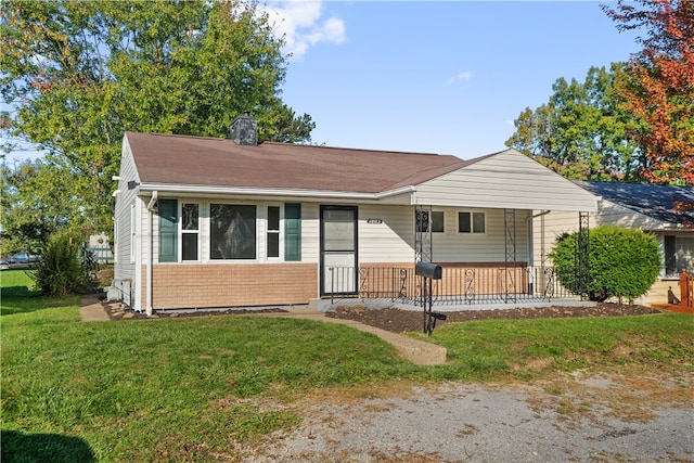 view of front of property featuring a front yard