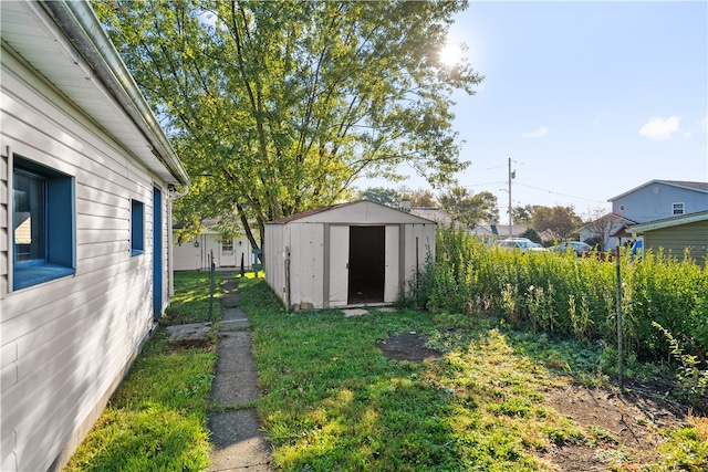 view of yard featuring a storage shed