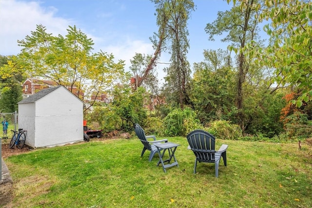 view of yard featuring a shed