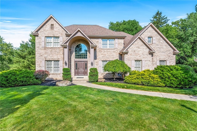 view of front of property featuring a front yard