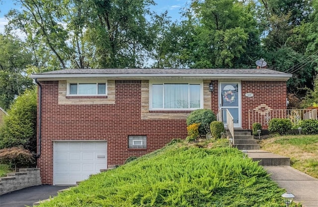 view of front facade featuring a garage