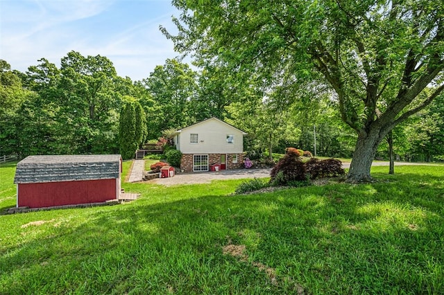 view of yard featuring an outbuilding