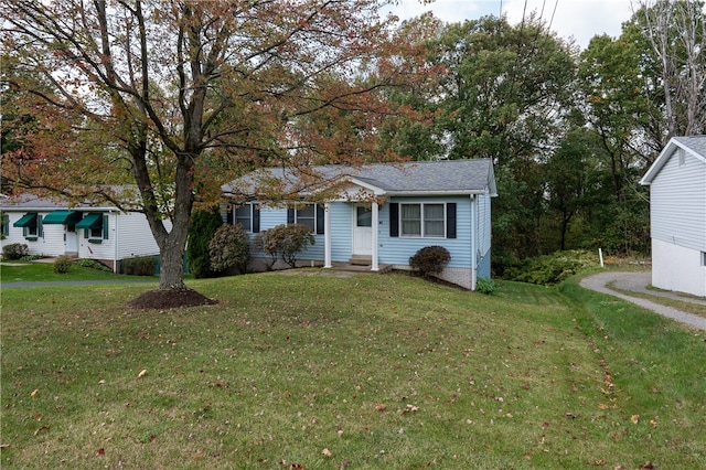 ranch-style house featuring a front yard