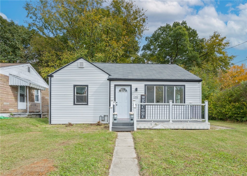 view of front of property with a front lawn