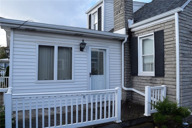 property entrance featuring a wooden deck