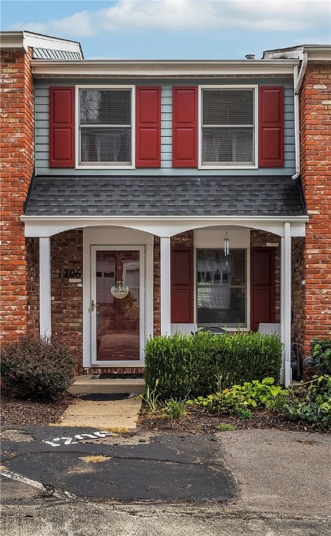 doorway to property featuring covered porch