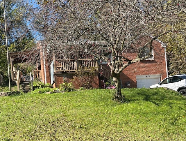 view of front of home featuring a front lawn, a deck, and a garage