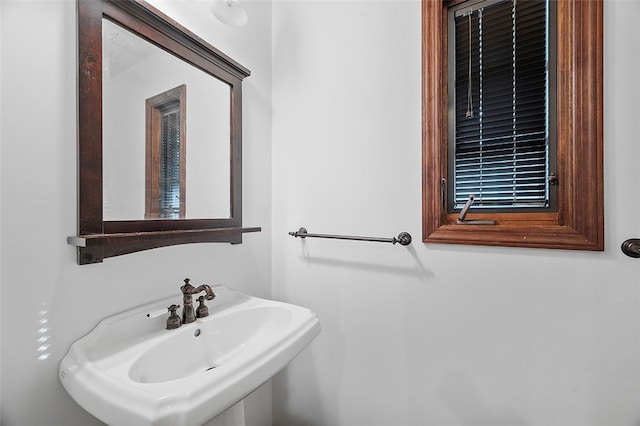 bathroom featuring sink