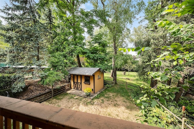 view of yard featuring a storage shed