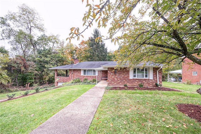 single story home featuring a front yard