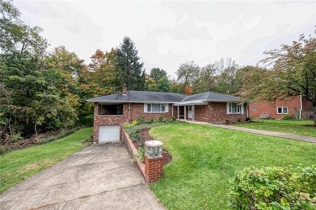 view of front of property featuring a front yard and a garage