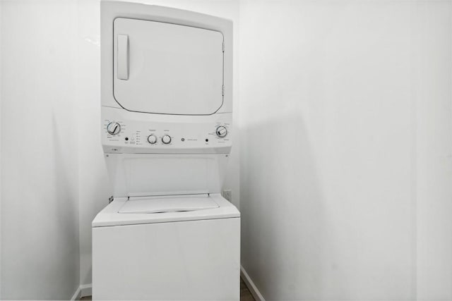 616 S Mathilda St, Bloomfield, PA 15224 - washroom featuring stacked washing machine and dryer and baseboards