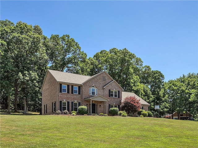 colonial inspired home featuring a front yard