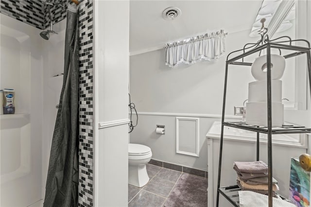 bathroom featuring toilet, crown molding, tile patterned floors, and a shower with shower curtain