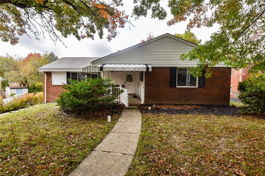 view of front of house with a front lawn