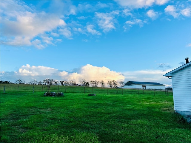 view of yard featuring a rural view