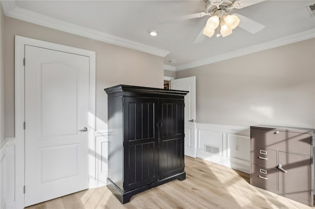 bedroom featuring crown molding, light hardwood / wood-style flooring, and ceiling fan