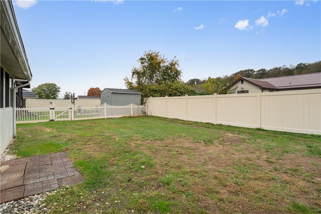 view of yard featuring a storage unit