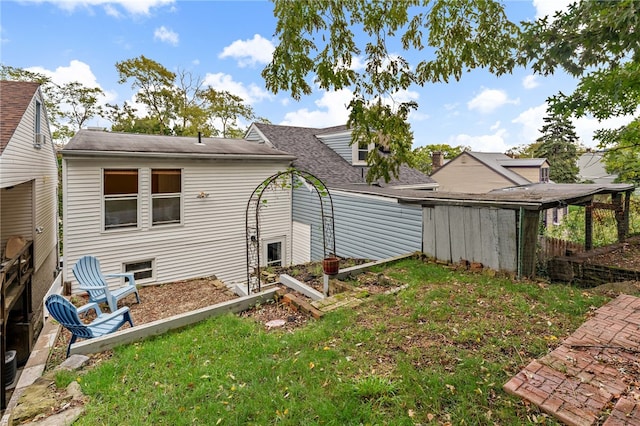 back of house featuring a lawn