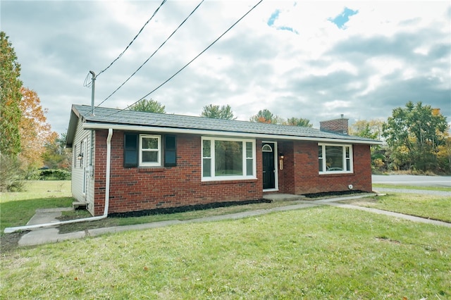 view of front facade featuring a front lawn