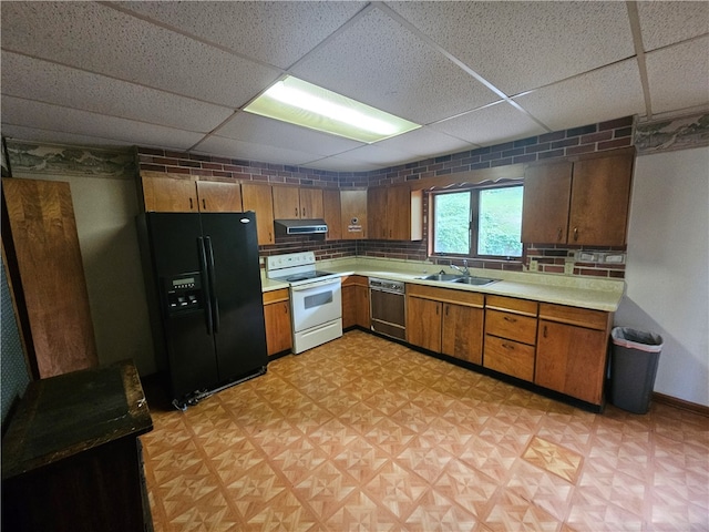 kitchen with sink, electric stove, black fridge, dishwashing machine, and exhaust hood