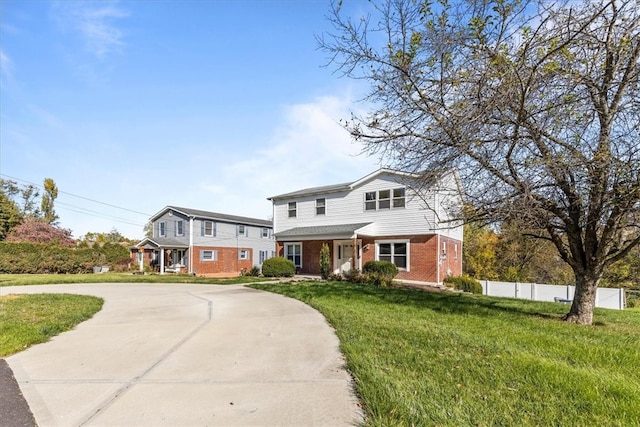 view of front of house featuring a front lawn