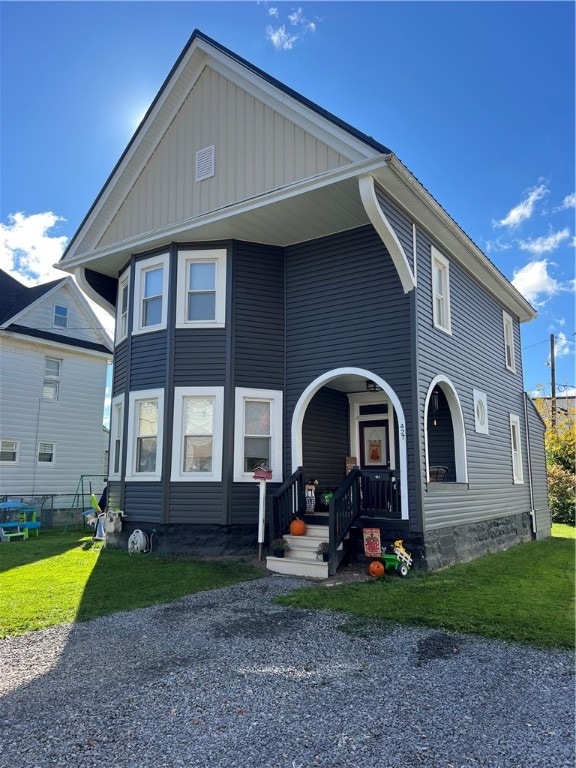 view of front of home featuring a front lawn