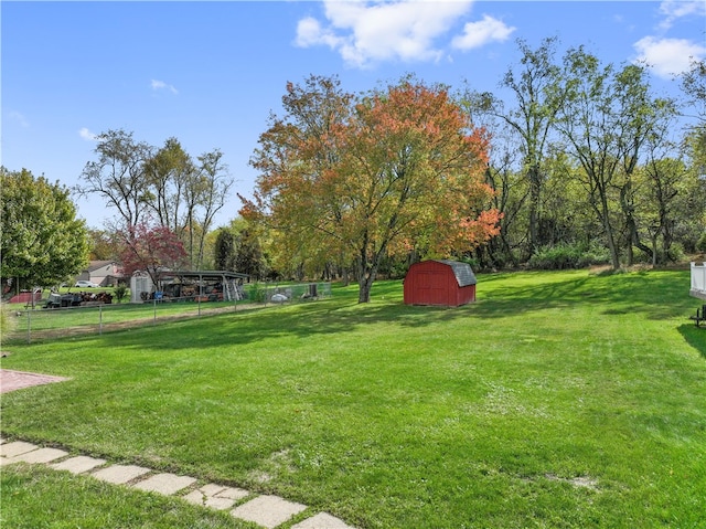 view of yard featuring a storage shed