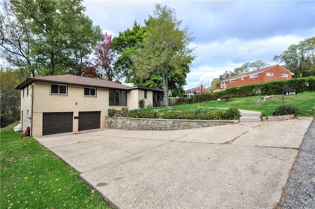 view of front of house featuring a front lawn and a garage