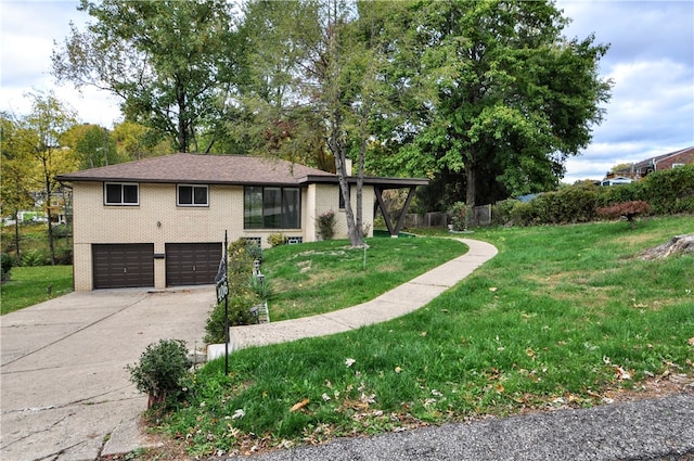 view of front of home featuring a front yard and a garage