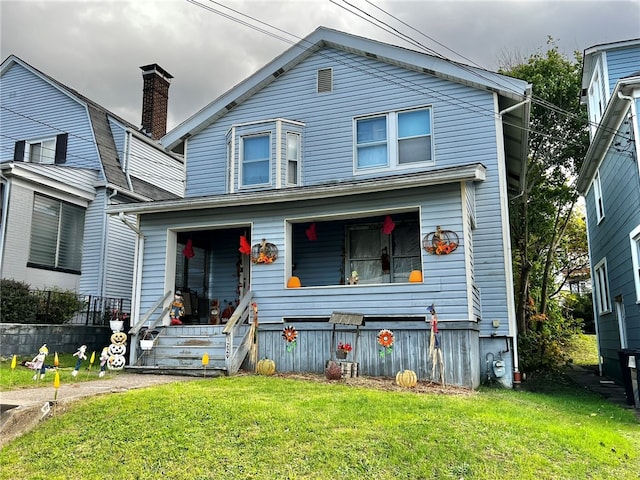 view of front of home featuring a front yard