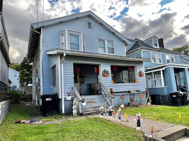 view of front of property featuring a front yard