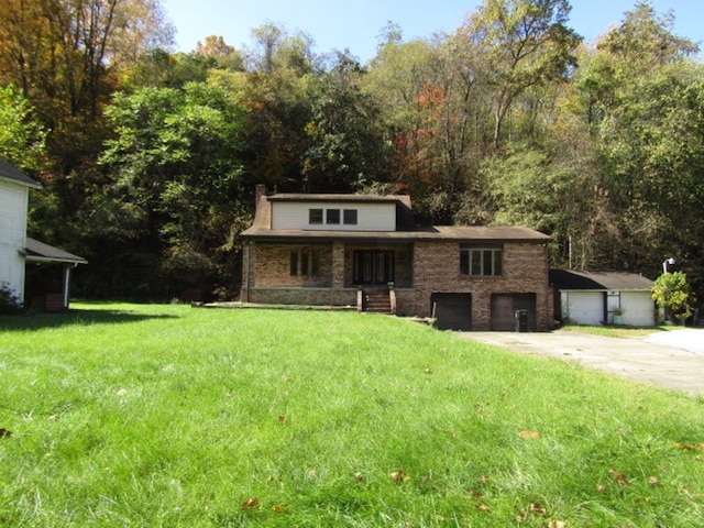 view of front facade featuring a front yard and a garage