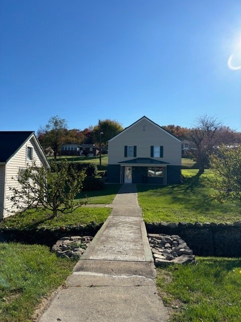 view of front of home featuring a front yard