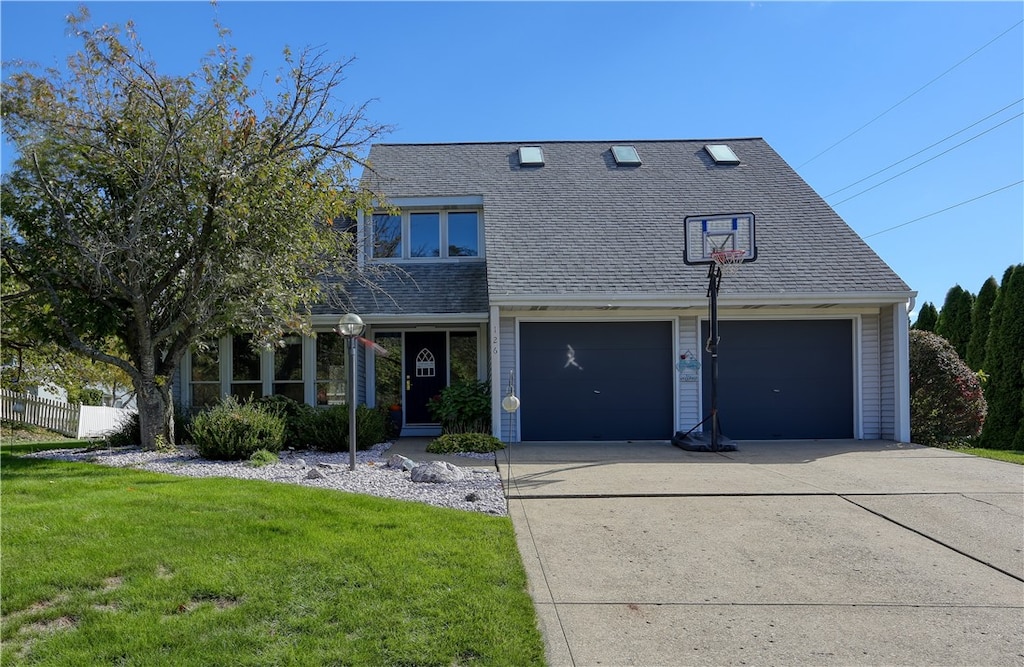 view of front of home featuring a front yard and a garage