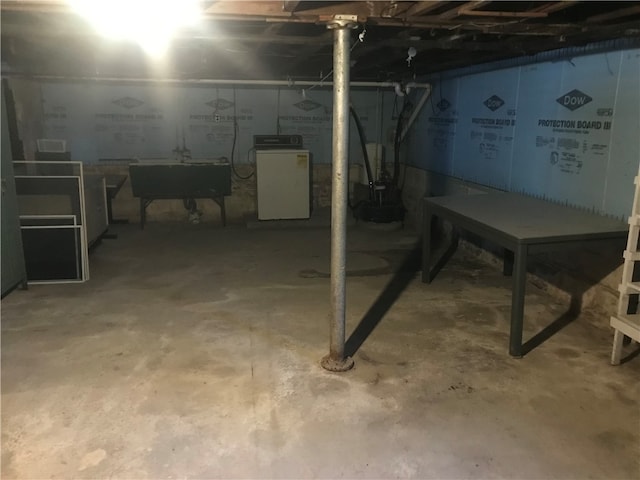 basement with washer / clothes dryer and sink