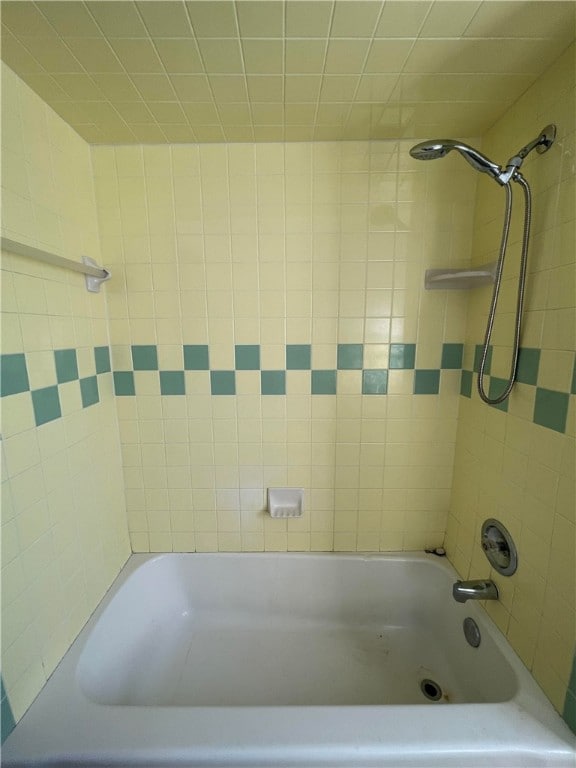 bathroom featuring tiled shower / bath combo