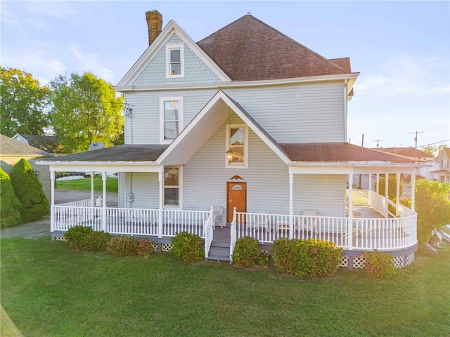 view of front facade featuring a porch and a front lawn