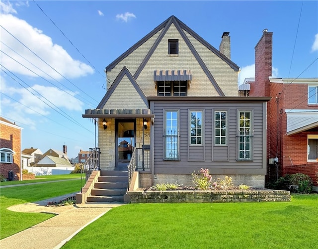 view of front of home featuring a front lawn