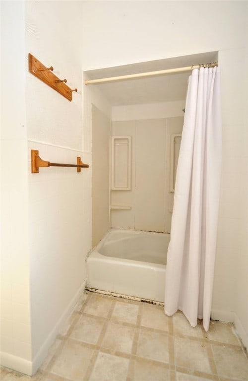 bathroom featuring shower / bathtub combination with curtain