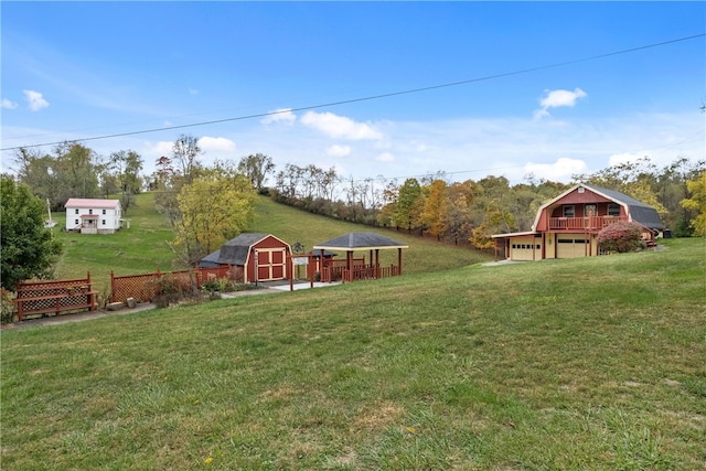 view of yard featuring a shed