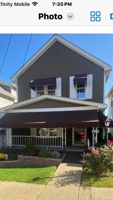 view of front facade featuring a porch