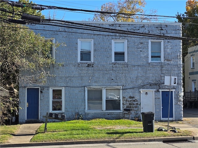 view of front of property with a front lawn