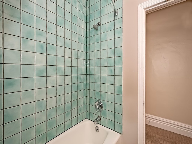 bathroom featuring tiled shower / bath